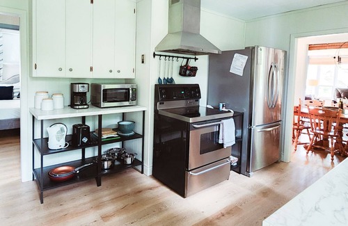 Southampton Cabaña | "Peaceful Waterside Getaway: Sleeps 8, Short Stroll to Shops"