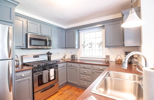 Helmsburg Cabaña | Peaceful Wayside Cottage in the country 5 miles north of Nashville, IN!