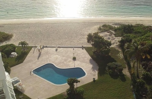 Discovery Bay Apartamento | Tranquilo y relajante vista al mar y a la piscina desde un apartamento de 1 habitación
