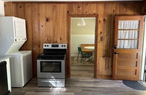Woodbine Casa | Peachtree Cottage comfortable and convenient monthly stays