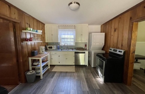 Woodbine Casa | Peachtree Cottage comfortable and convenient monthly stays