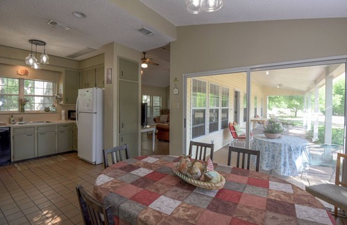 Vanderpool Cabaña | PeachTree Cottage near Lost Maples