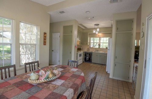 Vanderpool Cabaña | PeachTree Cottage near Lost Maples