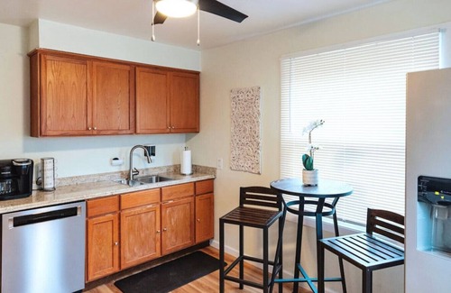 Clawson Casa | Peachtree/Royal Oak's Sweet Spot/King Bed