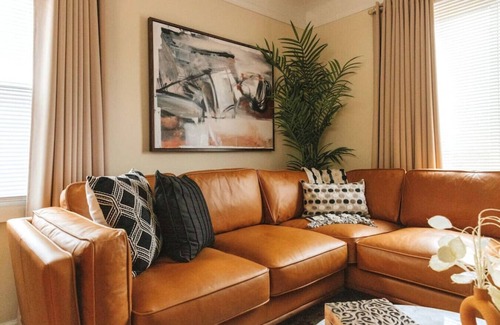 Clawson Casa | Peachtree/Royal Oak's Sweet Spot/King Bed
