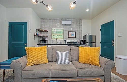 Nacogdoches Cabaña | Peacock Cottage/3 blks to downtown Nac/King Bed/WiFi/Covered Parking