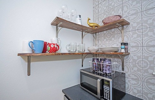 Nacogdoches Cabaña | Peacock Cottage/3 blks to downtown Nac/King Bed/WiFi/Covered Parking