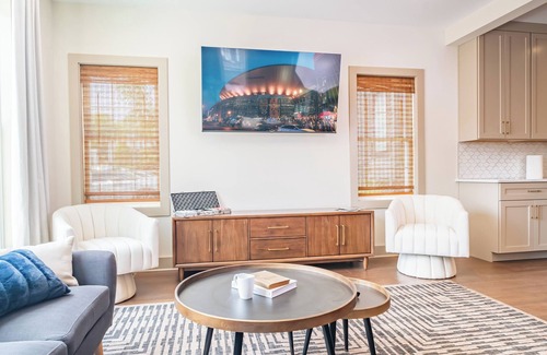 Eighth Avenue Casa | Peacock's Perch| Broadway 2mi| Rooftop HotTub -B