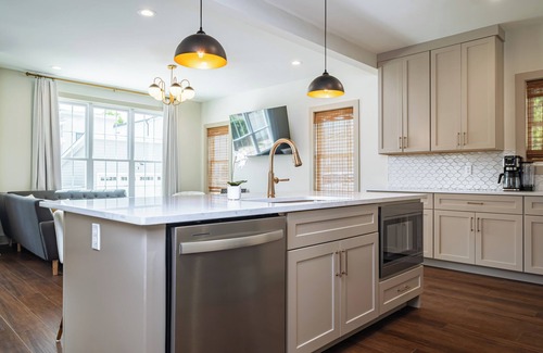Eighth Avenue Casa | Peacock's Perch| Broadway 2mi| Rooftop HotTub -B