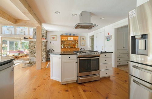 Brewster Casa | Peak Aug Weeks still avail! Sat-Sat. Brewster Farmhouse Retreat on Seymour Pond