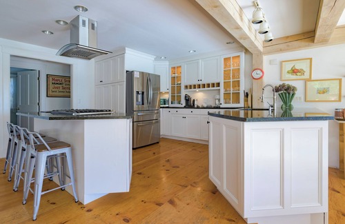 Brewster Casa | Peak Aug Weeks still avail! Sat-Sat. Brewster Farmhouse Retreat on Seymour Pond