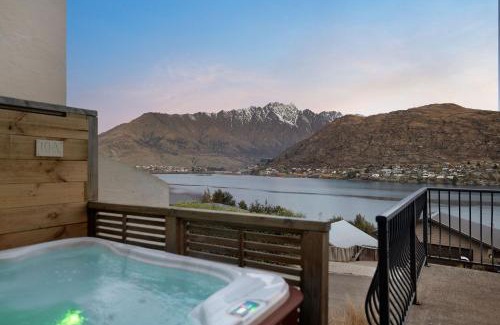Frankton Casa | Peak Paradise Lodge - Hot Tub - Lake Views