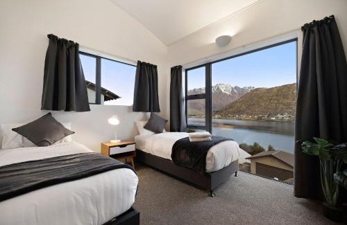 Frankton Casa | Peak Paradise Lodge - Hot Tub - Lake Views