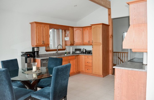 The Blue Mountains Cabaña | Peak to Shore - Waterfront Cottage Located in Thornbury ON