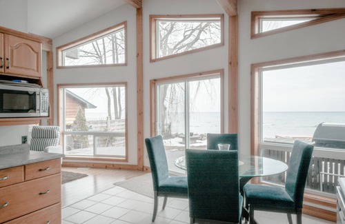 The Blue Mountains Cabaña | Peak to Shore - Waterfront Cottage Located in Thornbury ON