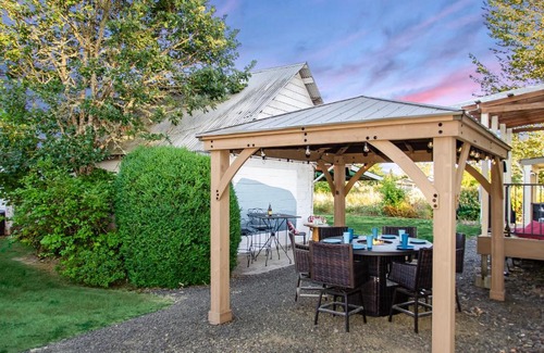 Corvallis Casa | Peak View Corvallis - Spacious Outdoor Dining w/Fire Table - Close to Downtown & OSU