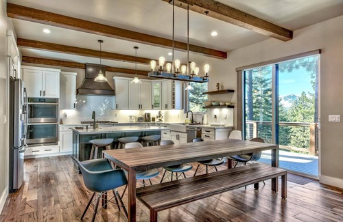 Montgomery Estates Cabina | PeakView: Air Conditioning, Luxury 6br, Hot Tub Game Room, Theater, Bar, Near Lake, Heavenly, Hiking