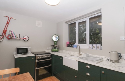 Langport Cabaña | PEAR TREE LODGE, pet friendly, with open fire in Langport