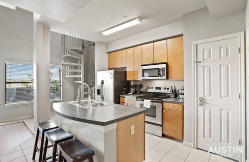 West Campus Apartamento | Balcony Skyline View + Spiral Staircase + Near UT!