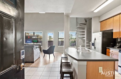 West Campus Apartamento | Balcony Skyline View + Spiral Staircase + Near UT!