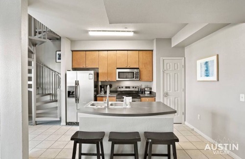 West Campus Apartamento | Balcony Skyline View + Spiral Staircase + Near UT!