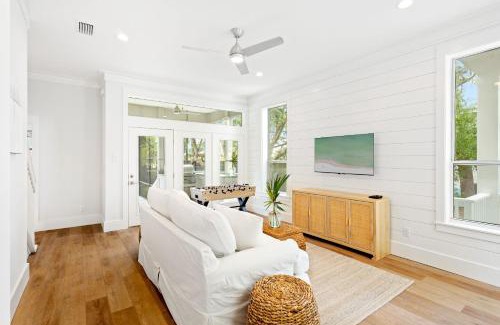 White's Gulfview Casa | Pearly White By Stay on 30a, Golf Cart, Private Pool, Bikes