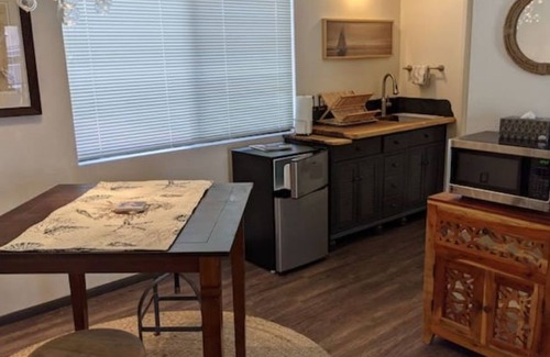 Morro Bay Apartamento | PEEK BAY/OCEAN VIEWS! WALK TO ALL!-500 sq.ft. King bed, full bath, Dog Friendly!