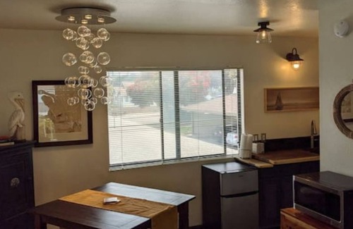 Morro Bay Apartamento | PEEK BAY/OCEAN VIEWS! WALK TO ALL!-500 sq.ft. King bed, full bath, Dog Friendly!