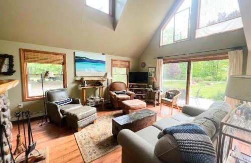 Suttons Bay Casa | Peek of the Bay