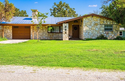 Bandera Casa | Pelican Haus - Mid-Century Modern <2 min from town!