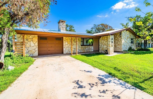 Bandera Casa | Pelican Haus - Mid-Century Modern <2 min from town!