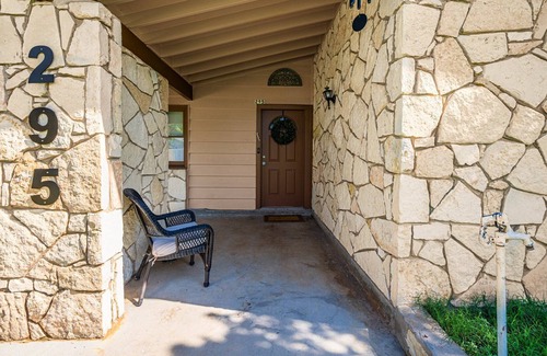 Bandera Casa | Pelican Haus - Mid-Century Modern <2 min from town!
