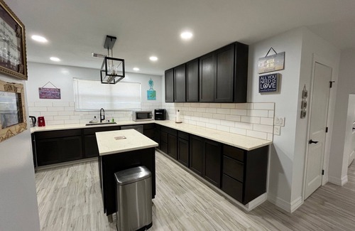 Palacios Casa | Pelican Place--lit dock, crab cages, W/D, 5 TVs, gameroom, fully stocked kitchen