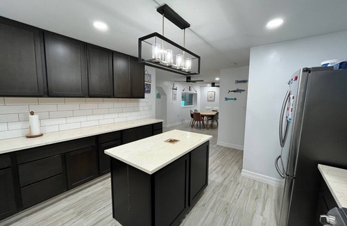 Palacios Casa | Pelican Place--lit dock, crab cages, W/D, 5 TVs, gameroom, fully stocked kitchen