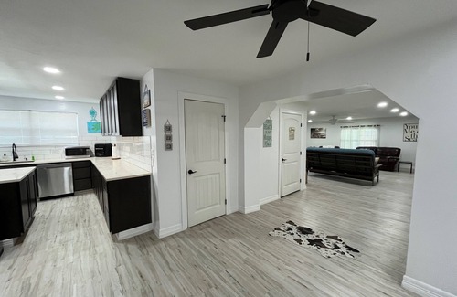 Palacios Casa | Pelican Place--lit dock, crab cages, W/D, 5 TVs, gameroom, fully stocked kitchen