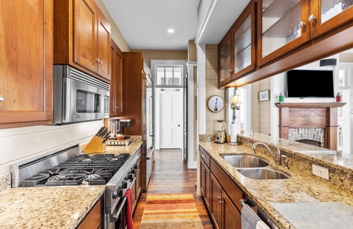 Oriental Casa | Dawg Catcher - Relax and enjoy this waterfront dog friendly retreat