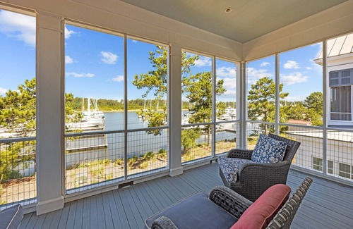 Oriental Casa | Dawg Catcher - Relax and enjoy this waterfront dog friendly retreat