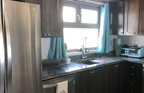 Sittee River Villa | Pelicans Crossing Seaside Escape- solo piso principal. (2 suites / cocina / sala de estar