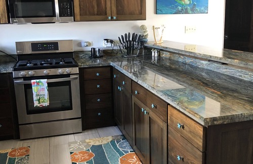 Sittee River Villa | Pelicans Crossing Seaside Escape- solo piso principal. (2 suites / cocina / sala de estar