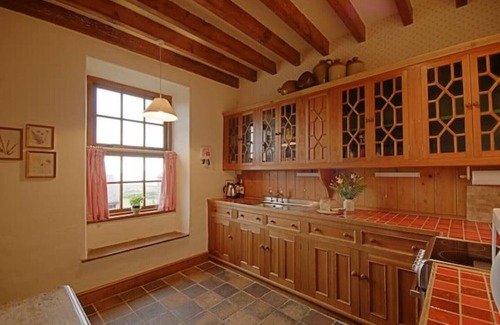 Cylch-Y-Garn Cabaña | Pen y Graig - Back Wing, Church Bay, sea views, 500m to beach.