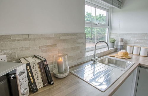 Llanfaelog Cabaña | Pen Y Parc Rhosneigr - a coastal that sleeps 4 guests in 2 bedrooms