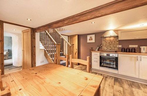 Clydey Cabaña | PENDRE COTTAGE, pet friendly, with a garden in Cenarth
