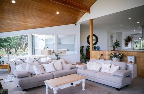 Boneo Casa | Peninsula Flower House