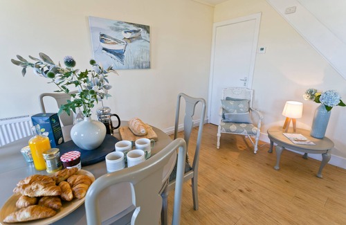 Aberffraw Apartamento | Penrhyn Gwyn - a sea view that sleeps 4 guests in 2 bedrooms