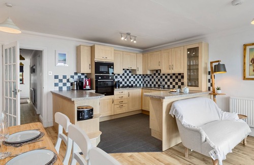 Saundersfoot Cabaña | Penrose - Beach House with Direct Beach Access