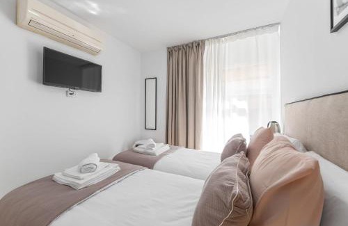 Altozano-Conde Lumiares Hotel | Pensión Plaza América