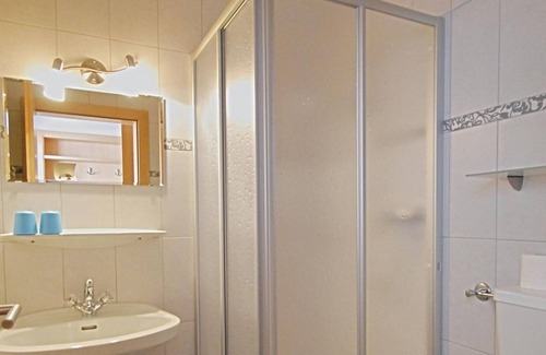 Niederau Cabaña | Pension Sonja - double room, shower or bath, toilet, 1 bedroom