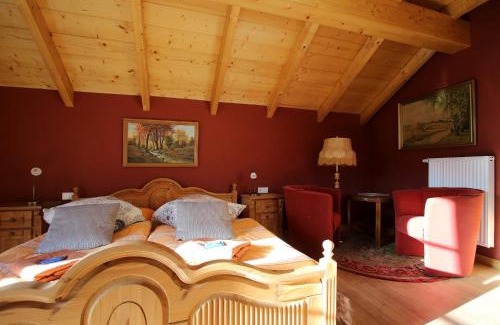 Bernstadt a. d. Eigen Casa | Pension und Falknerei an der alten Schmiede