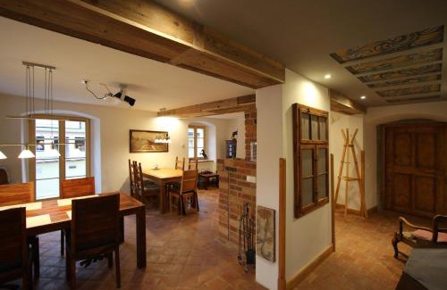 Bernstadt a. d. Eigen Casa | Pension und Falknerei an der alten Schmiede