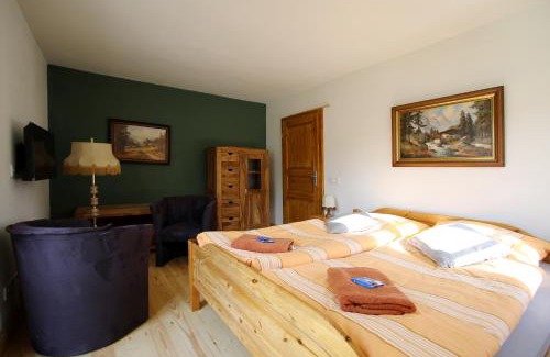Bernstadt a. d. Eigen Casa | Pension und Falknerei an der alten Schmiede